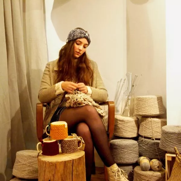 Un atelier tricot débutant avec YLLE, jeune créatrice lyonnaise