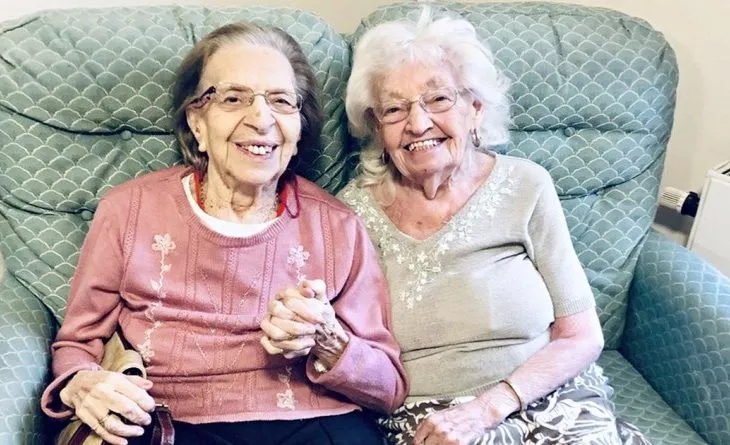 Story Time : Après presque 80 ans d'amitié ces deux meilleures amies décident d'emménager dans la même maison de retraite