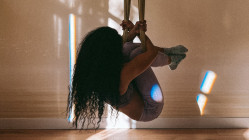 On a testé à Lyon : le yoga aérien pour déstresser et soulager le mal de dos On a testé à Lyon : le yoga aérien pour déstresser et soulager le mal de dos