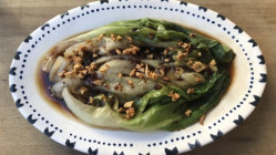 La recette du mois d'octobre : Laitue braisée à l’huile d’ail