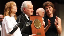 Michael Mann reçoit le Prix Lumière des mains d’Isabelle Huppert (PHOTOS)