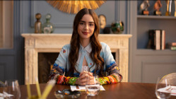 Ce foulard port&eacute; par Lily Collins dans la s&eacute;rie Emily in Paris vient d&rsquo;une maison de soierie lyonnaise