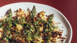 La recette du mois de juin : Asperges r&ocirc;ties, toum, jaune d&rsquo;oeuf confit et crumble de pain