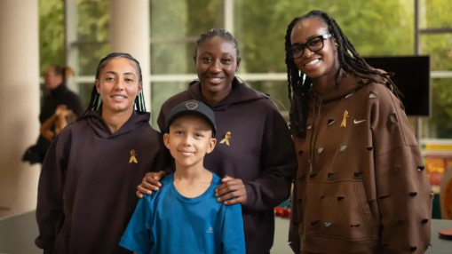 Des joueuses d'OL Lyonnes rendent visite à des enfants malades à Lyon