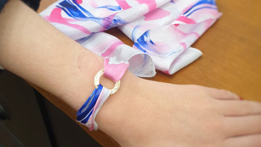 Les bijoux en soie d&rsquo;une cr&eacute;atrice lyonnaise se retrouvent dans la boutique de l&rsquo;Assembl&eacute;e nationale