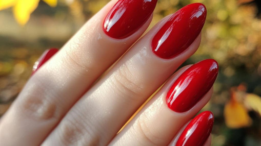 Ongles tomate : la manucure rep&eacute;r&eacute;e sur Dakota Johnson qui va faire sensation cet automne