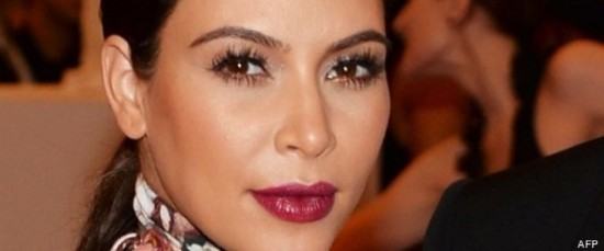 KIM KARDASHIAN SE LACHE CONTRE LES PAPARAZZI SUR TWITTER KIM KARDASHIAN SE LACHE CONTRE LES PAPARAZZI SUR TWITTER