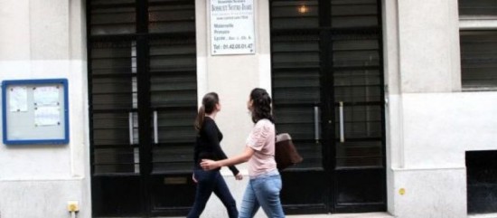 ELLE TENTE DE PASSER LE BAC À LA PLACE DE SA FILLE