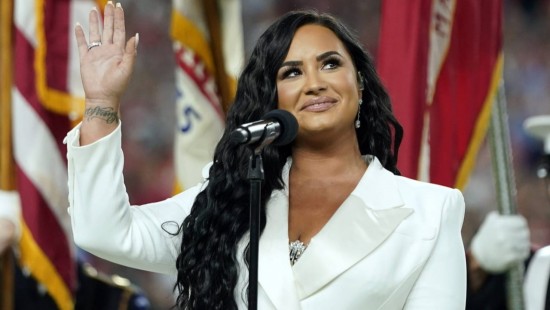 News : Demi Lovato prône le body positive en postant des clichés de ses vergetures scintillantes (photos)