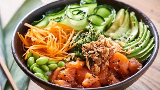 Recette estivale : Le Poke Bowl au saumon mariné !