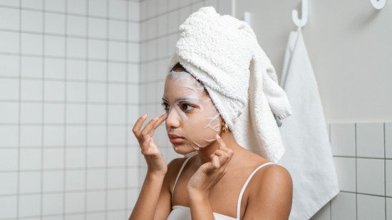 Massage visage maison pour prévenir les rides