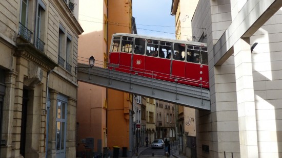 Une carte du temps de marche et des calories brûlées entre chaque station du métro et tramway lyonnais
