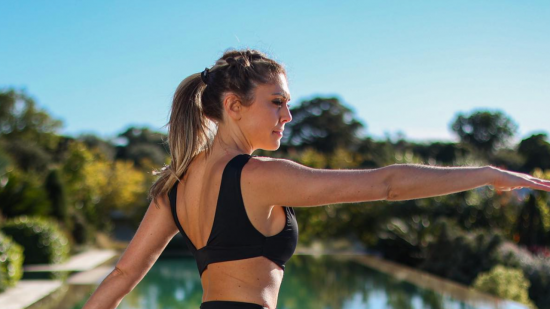 L'influenceuse fitness lyonnaise Justine Gallice propose des programmes gratuits sportifs en ligne