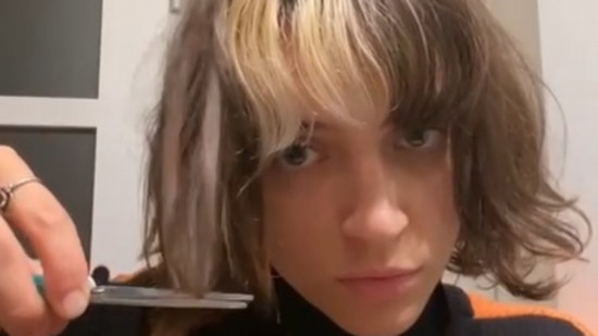 La chanteuse Pomme et d’autres artistes se coupent les cheveux en soutien aux Iraniennes