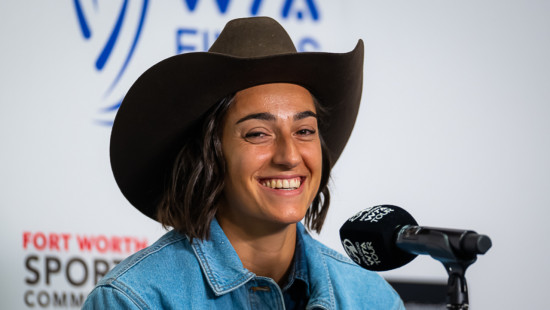 Avant son entrée en lice au Masters féminin, Caroline Garcia fait sensation avec son look cowgirl !