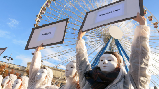 Pourquoi des femmes en blanc vont se retrouver et tomber sur la place Bellecour à Lyon ?