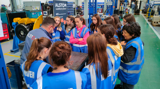 Face aux "clichés tenaces", des collégiennes et des lycéennes sensibilisées aux métiers techniques et scientifiques