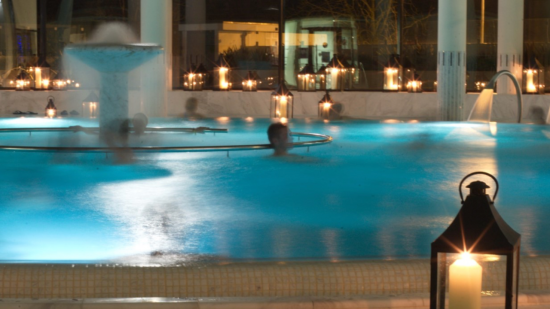 Près de Lyon : des bains nocturnes éclairés par des centaines de bougies !