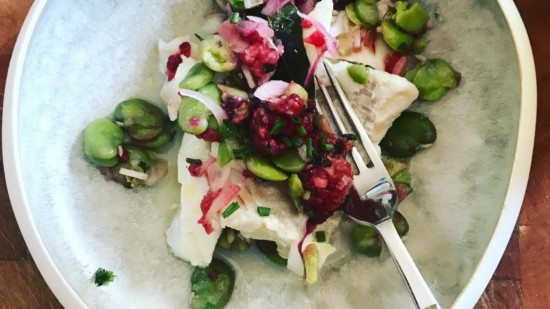 La recette de Davia : la salade tiède de cabillaud à la cardamome, fèves et framboises