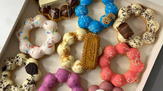 On vous fait découvrir la tendance du mochi-donut, ce beignet à la fois léger et gourmand On vous fait découvrir la tendance du mochi-donut, ce beignet à la fois léger et gourmand
