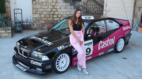 Passionnée de vieilles voitures, elle rêve d'ouvrir son propre garage