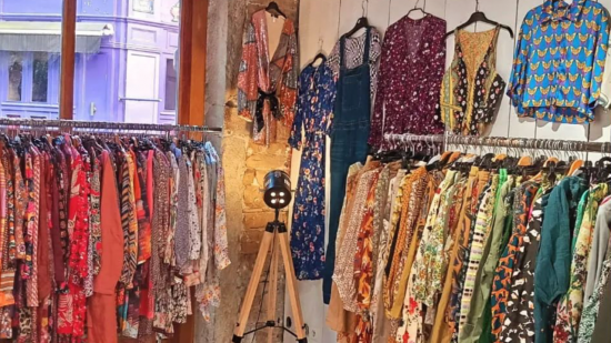 Cette friperie éphémère s'installe dans une galerie d'art lyonnaise Cette friperie éphémère s'installe dans une galerie d'art lyonnaise