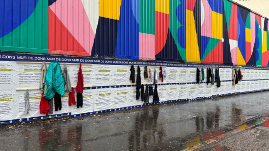 Un mur de dons installé à Lyon pour faire face au froid
