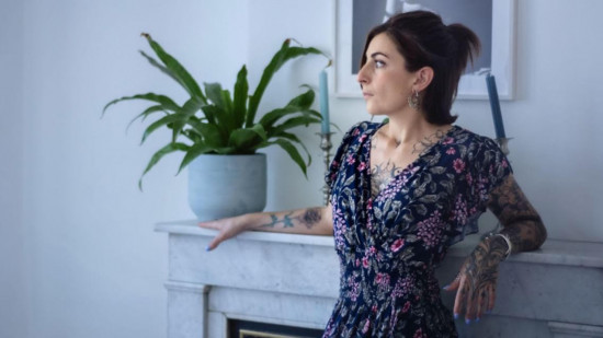 "Il y a autant de façons de tatouer que de tatoueurs" : cette Lyonnaise aborde le tatouage d’une nouvelle façon