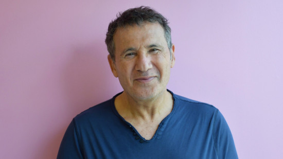 Dove Attia bientôt à Lyon avec sa nouvelle comédie musicale : "Molière est un spectacle qui rend heureux"