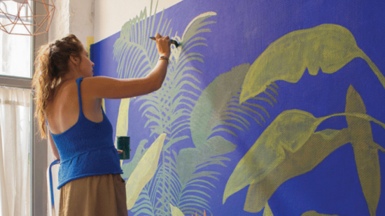 Cette artiste lyonnaise propose une initiation à la peinture cet été sur une fresque géante