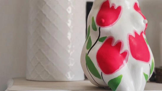 Cette Lyonnaise veut décomplexer le corps des femmes avec des pots de cornichons