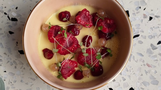La recette de septembre : Panna cotta végétale, safran & framboise