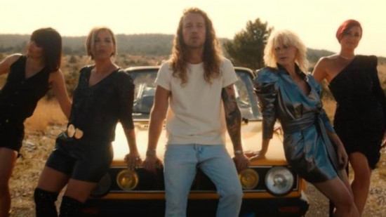 Les L5 dans le nouveau clip de Julien Doré… sans la Lyonnaise Louisy Joseph