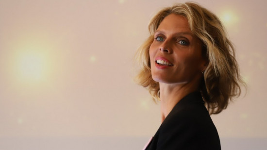 "Il fallait serrer les dents et compter" : les confidences bouleversantes de Sylvie Tellier sur son enfance "Il fallait serrer les dents et compter" : les confidences bouleversantes de Sylvie Tellier sur son enfance