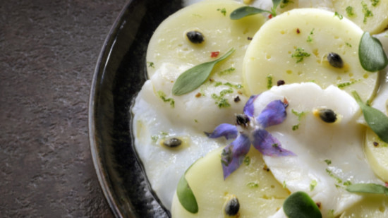 La recette du Nouvel An : Carpaccio de Saint-Jacques, fromage Abondance et fruit de la passion