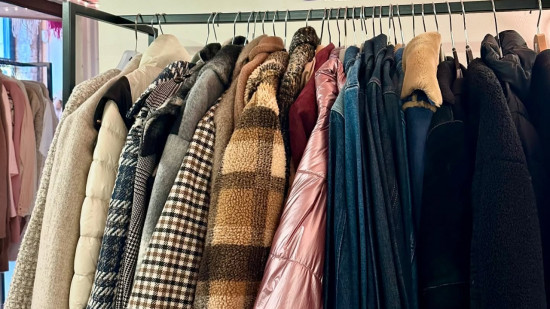 Un grand déstockage dans cette boutique de vêtements de seconde main sur le point de fermer à Lyon