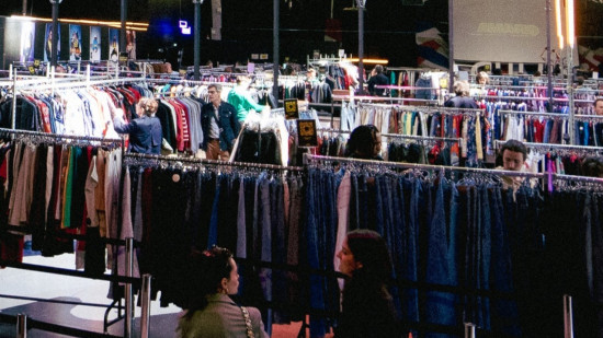 Une grande vente de vêtements vintage au poids organisée à la Foire de Lyon Une grande vente de vêtements vintage au poids organisée à la Foire de Lyon