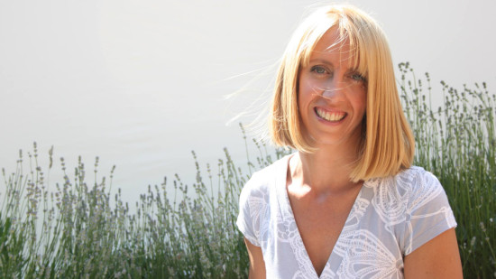 Qui est Anna Stuart, phénomène littéraire, attendue en dédicace à Lyon ?