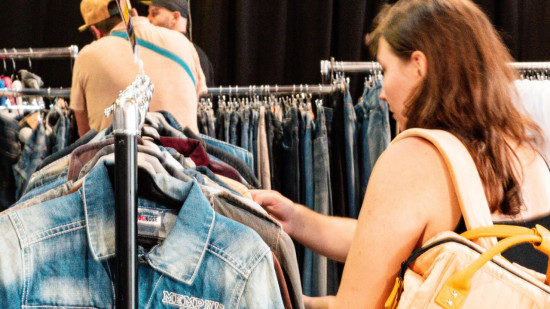 Une grande vente de vêtements vintage au poids organisée à Lyon