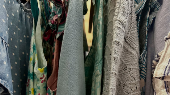 "C’est une galère en dehors d’internet" : un vide-dressing de vêtements de seconde main dédié aux grandes tailles à Lyon