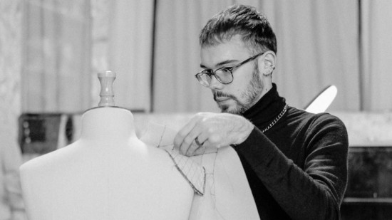 Un jeune créateur lyonnais choisi pour réaliser le costume régional de Miss Rhône-Alpes Un jeune créateur lyonnais choisi pour réaliser le costume régional de Miss Rhône-Alpes