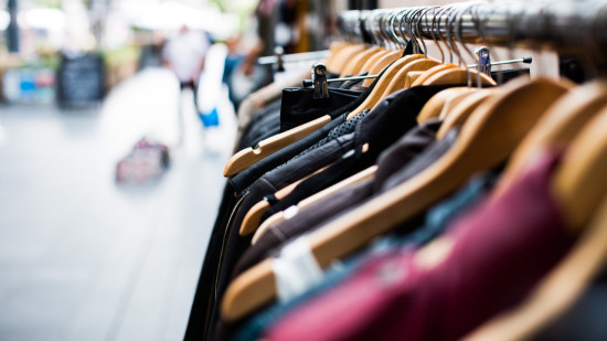 Une tonne de vêtements de seconde main lors d’une méga friperie à Lyon Une tonne de vêtements de seconde main lors d’une méga friperie à Lyon