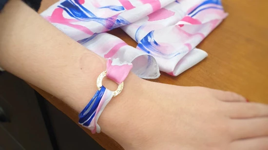 Les bijoux en soie d&rsquo;une cr&eacute;atrice lyonnaise se retrouvent dans la boutique de l&rsquo;Assembl&eacute;e nationale