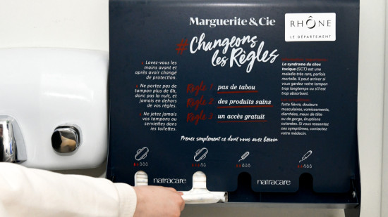 Lutte contre la précarité menstruelle : de nouveaux distributeurs installés dans des collèges du Rhône Lutte contre la précarité menstruelle : de nouveaux distributeurs installés dans des collèges du Rhône
