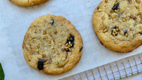 La recette du mois de mai : Cookie Pistaches grill&eacute;es, cardamome verte et cerises amarena