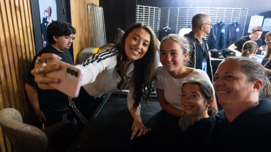 Octobre Rose : la chanteuse lyonnaise Charlie Oz lance un challenge solidaire sur les r&eacute;seaux sociaux