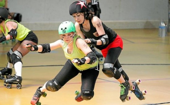 LE ROLLER DERBY COMME SUR DES ROULETTES LE ROLLER DERBY COMME SUR DES ROULETTES