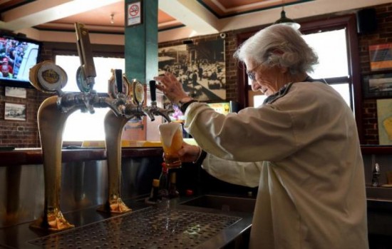 À 91 ANS, LIL SERT TOUJOURS DES BIÈRES ET RACONTE SIDNEY À 91 ANS, LIL SERT TOUJOURS DES BIÈRES ET RACONTE SIDNEY