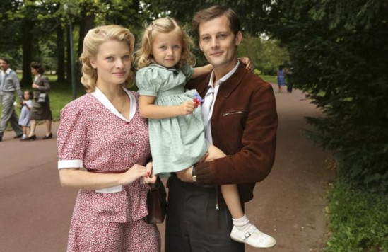 DIANE KURYS ÉVOQUE SES PARENTS DANS " POUR UNE FEMME " DIANE KURYS ÉVOQUE SES PARENTS DANS " POUR UNE FEMME "