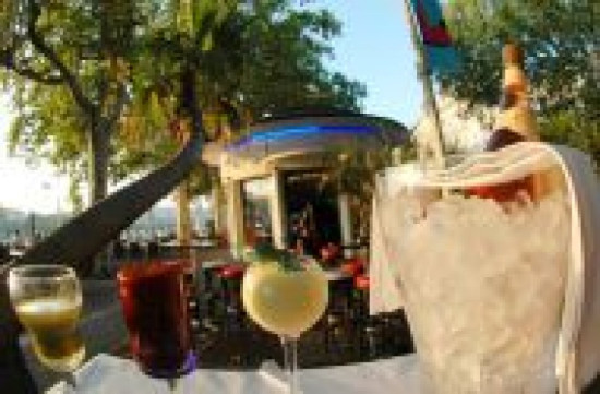 BAR : LE BUS CAFÉ BAR : LE BUS CAFÉ